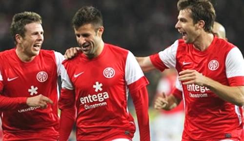  法兰克福主场击退强敌，德甲欧战席位竞争愈发激烈