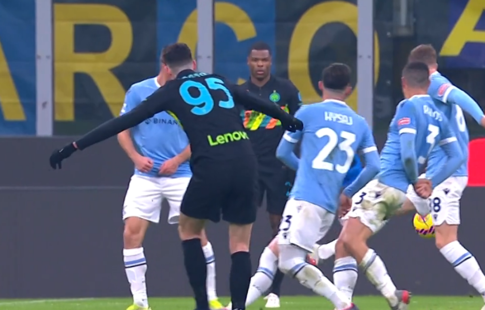  国际米兰逆转取胜，意甲榜首大战精彩纷呈  