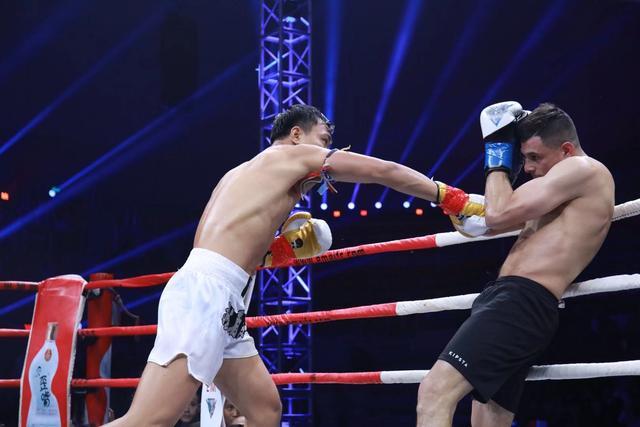  那不勒斯延续不败金身，二比零轻取维罗纳